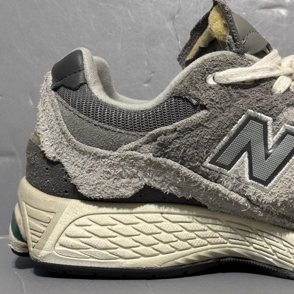 New Balance 2002R Protection Pack Rain Cloud M2002RDA Men's Size 7.5 Distressed